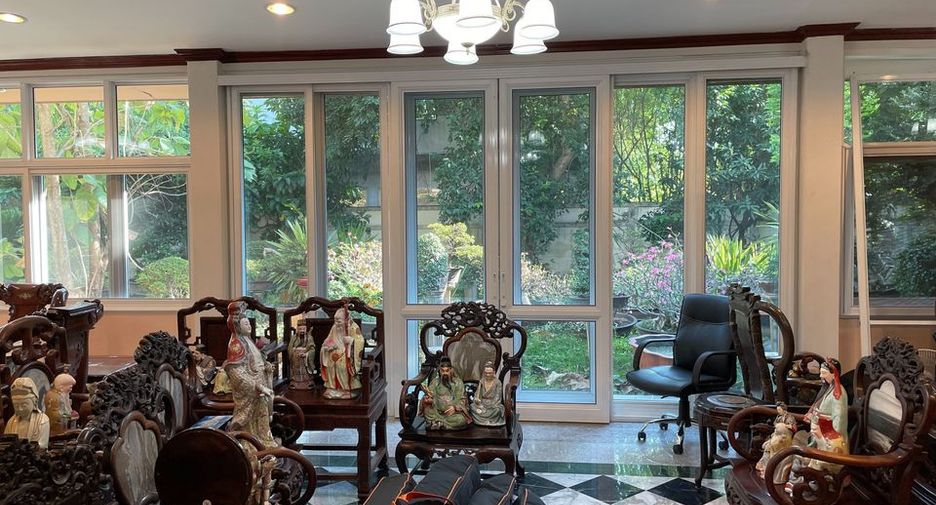 Haus zur Miete und zum Kauf mit 4 Zimmer in Phra Khanong, Bangkok