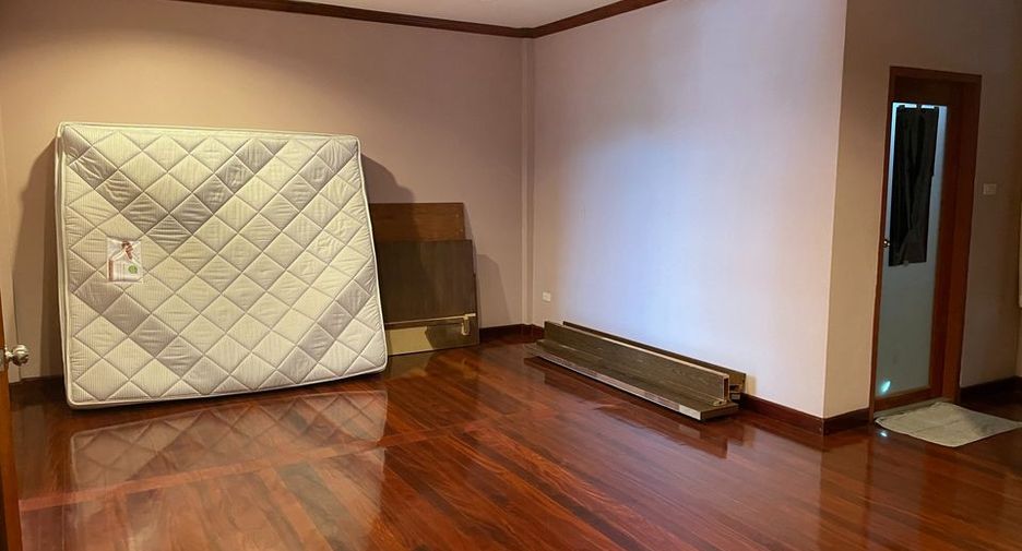 Haus zur Miete und zum Kauf mit 4 Zimmer in Phra Khanong, Bangkok
