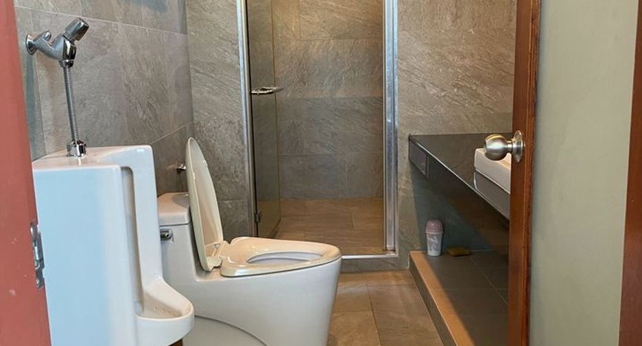 Haus zur Miete und zum Kauf mit 4 Zimmer in Phra Khanong, Bangkok