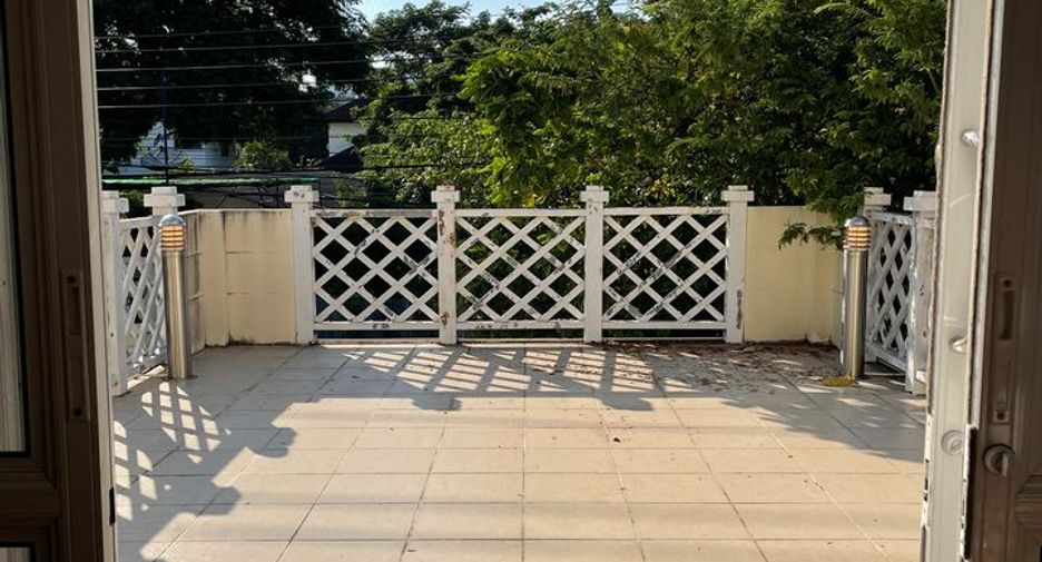 Haus zur Miete und zum Kauf mit 4 Zimmer in Phra Khanong, Bangkok