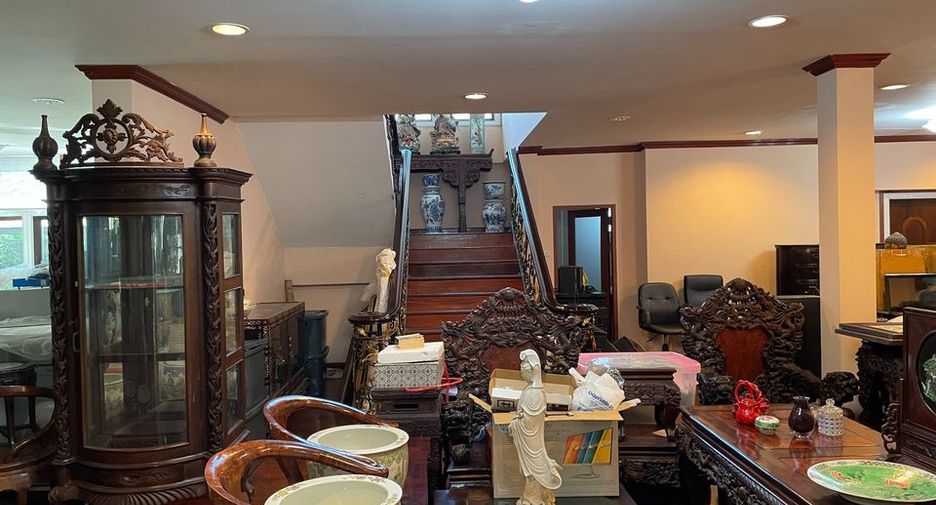Haus zur Miete und zum Kauf mit 4 Zimmer in Phra Khanong, Bangkok