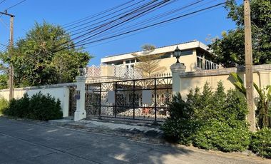 Casa en alquiler y en venta de 4 habitaciones en Phra Khanong, Bangkok