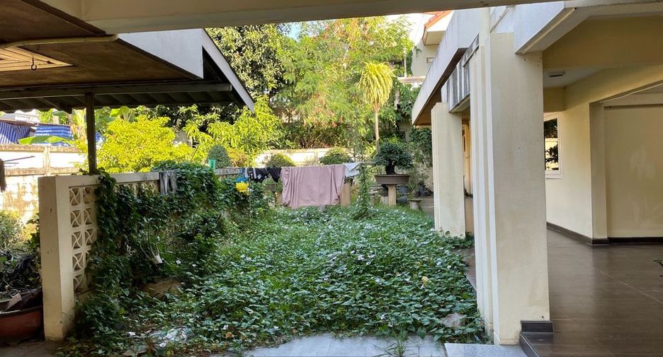 Haus zur Miete und zum Kauf mit 4 Zimmer in Phra Khanong, Bangkok