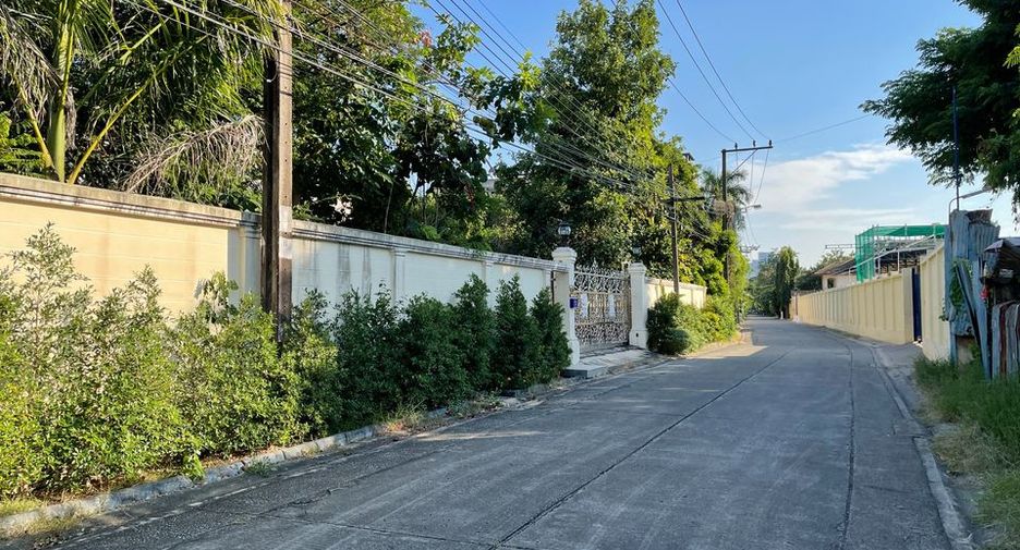 Haus zur Miete und zum Kauf mit 4 Zimmer in Phra Khanong, Bangkok