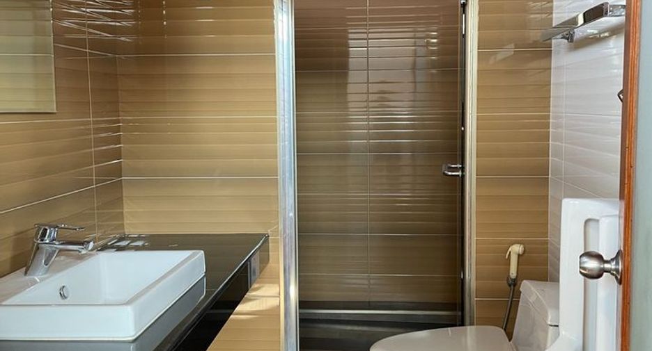 Haus zur Miete und zum Kauf mit 4 Zimmer in Phra Khanong, Bangkok