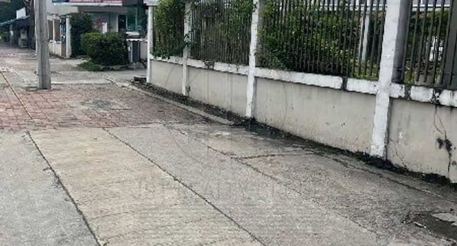 For rent 4 bedrooms retail Space in Rat Burana, Bangkok