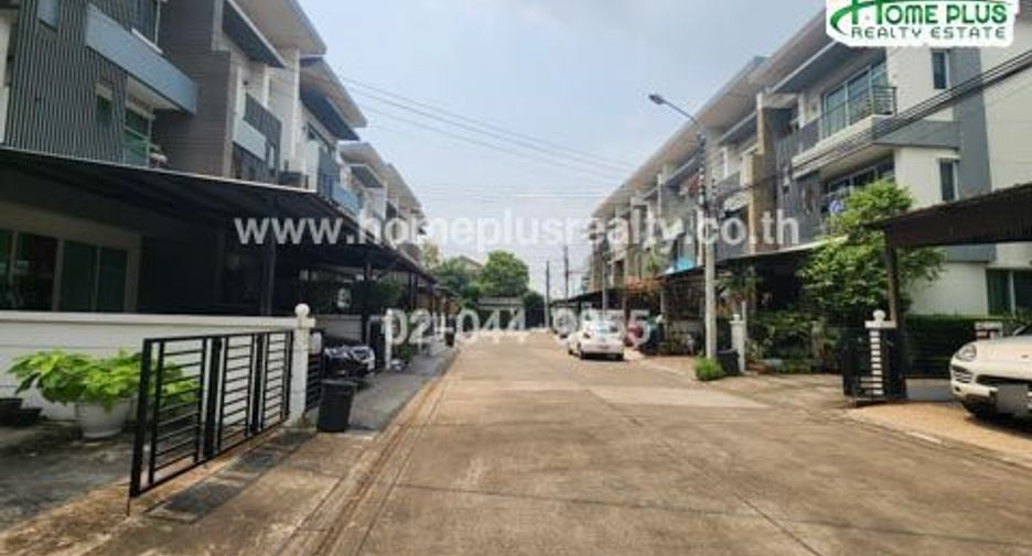 For sale 3 bedrooms townhouse in Bang Kapi, Bangkok