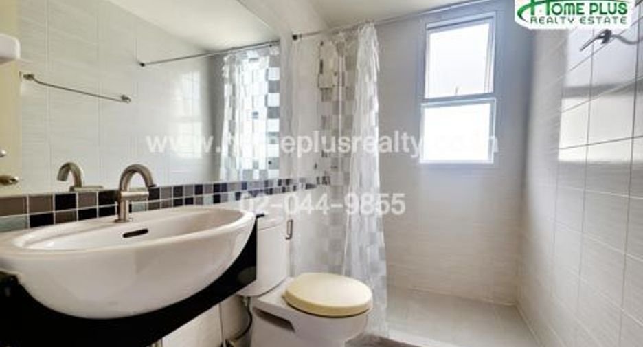 For sale 3 bedrooms townhouse in Bang Kapi, Bangkok