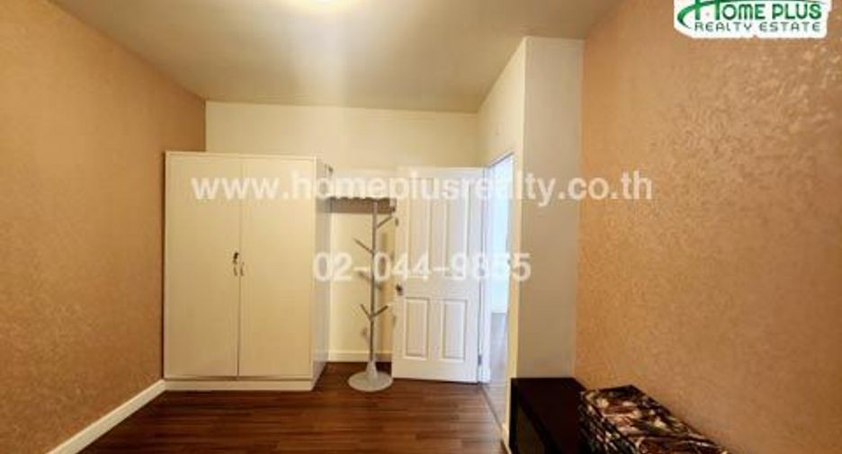 For sale 3 bedrooms townhouse in Bang Kapi, Bangkok