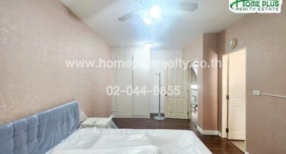 For sale 3 bedrooms townhouse in Bang Kapi, Bangkok