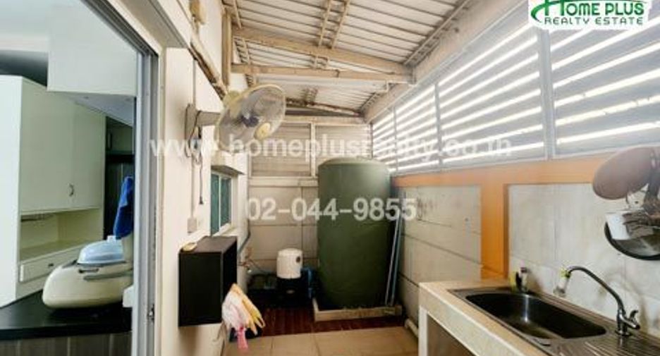 For sale 3 bedrooms townhouse in Bang Kapi, Bangkok
