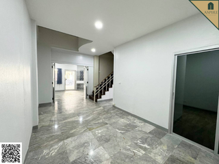 Casa adosada en alquiler y en venta de 5 habitaciones en Suan Luang, Bangkok