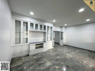 Casa adosada en alquiler y en venta de 5 habitaciones en Suan Luang, Bangkok