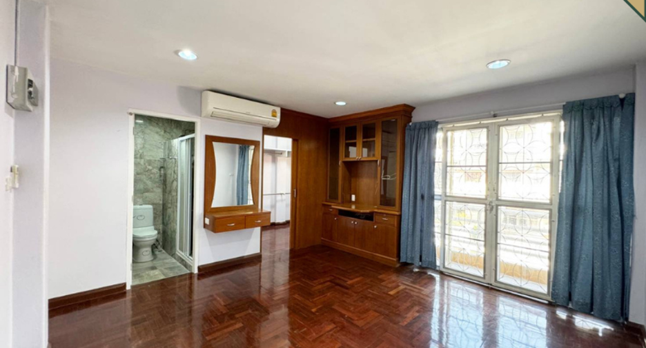 For rent and for sale 5 bedrooms townhouse in Suan Luang, Bangkok