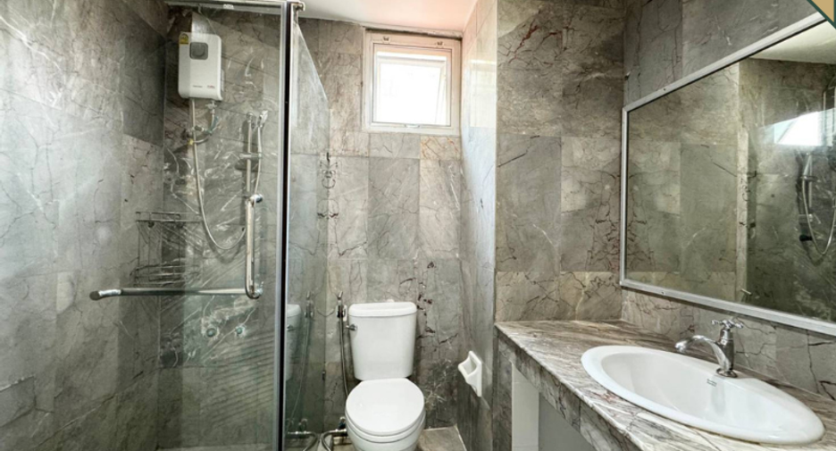 For rent and for sale 5 bedrooms townhouse in Suan Luang, Bangkok