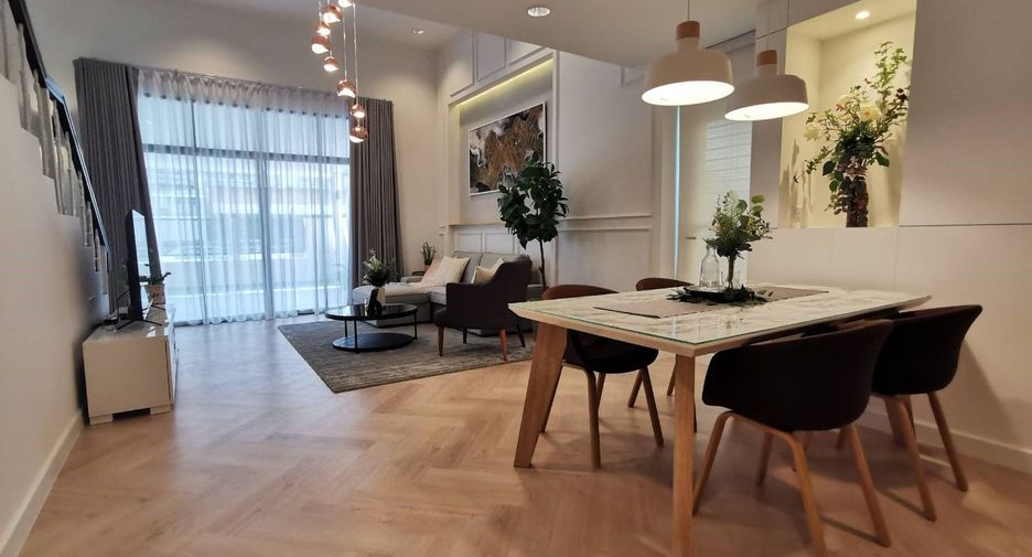 Reihenhaus zum Kauf mit 4 Zimmer in Phra Khanong, Bangkok