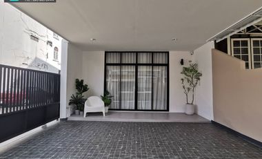 For sale 4 ベッドルーム townhouse in Phra Khanong, Bangkok