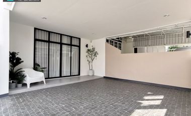 For sale 4 ベッドルーム townhouse in Phra Khanong, Bangkok