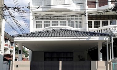 For sale 4 ベッドルーム townhouse in Phra Khanong, Bangkok