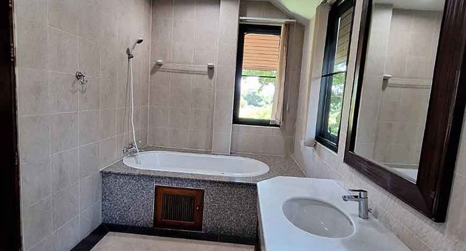 For rent 4 bedrooms house in Mueang Chiang Mai, Chiang Mai