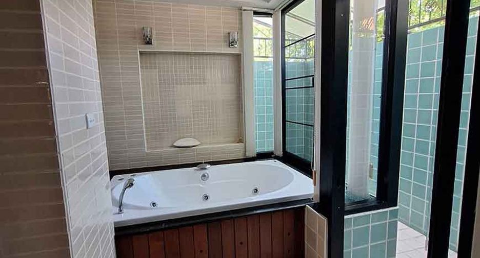 For rent 4 bedrooms house in Mueang Chiang Mai, Chiang Mai