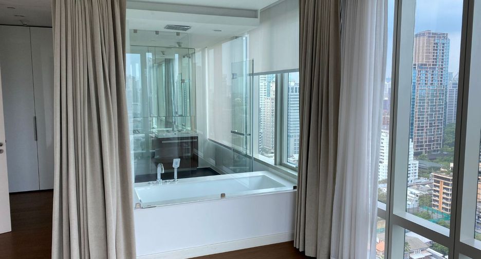 For rent 3 bedrooms condo in Pathum Wan, Bangkok