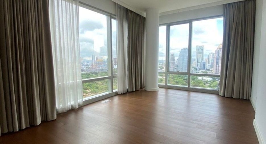 For rent 3 bedrooms condo in Pathum Wan, Bangkok