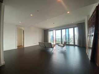 For rent 3 bedrooms condo in Pathum Wan, Bangkok