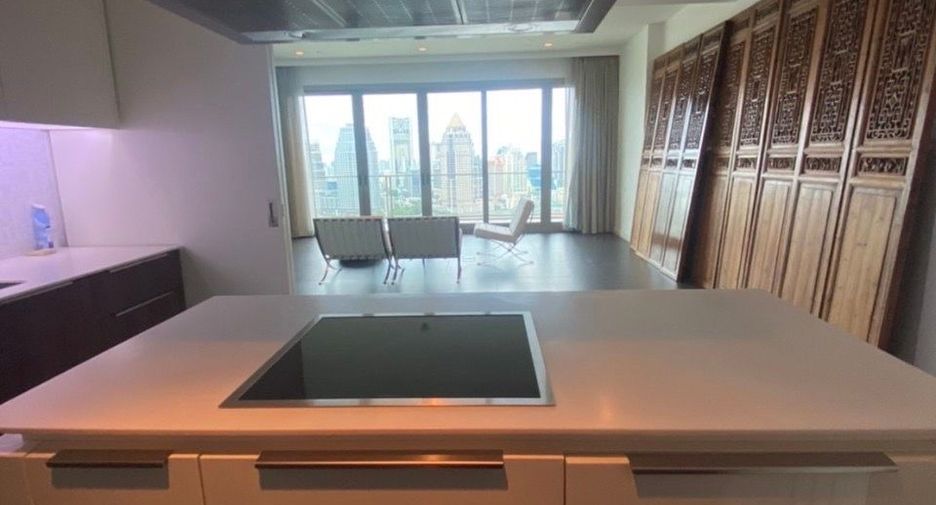 For rent 3 bedrooms condo in Pathum Wan, Bangkok