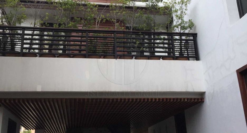 Haus zum Kauf mit 8 Zimmer in Watthana, Bangkok