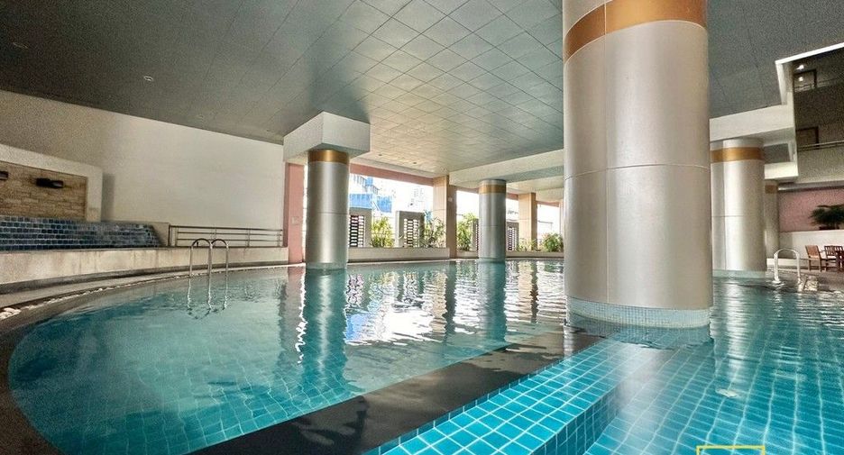 For rent 2 bedrooms condo in Bang Rak, Bangkok
