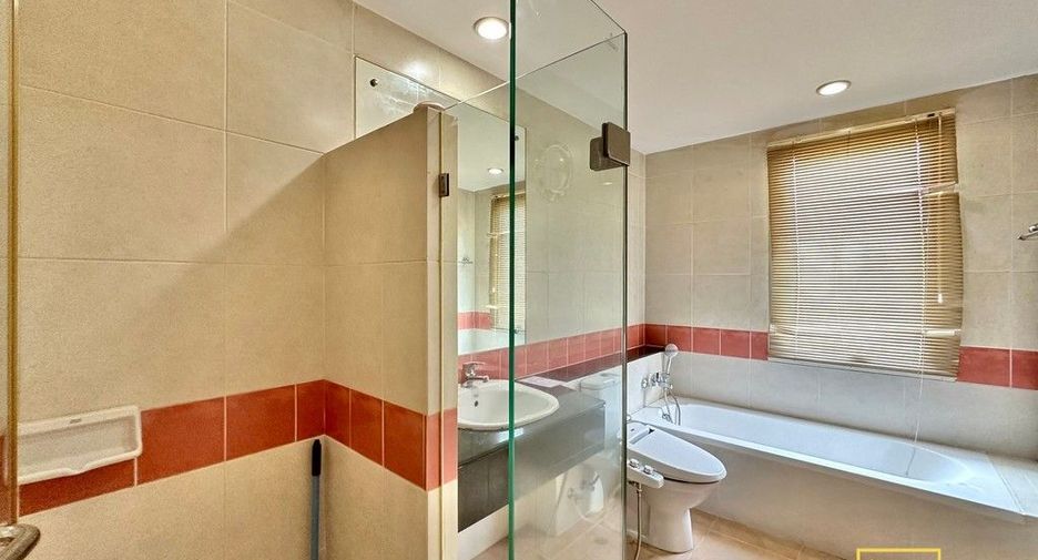For rent 2 bedrooms condo in Bang Rak, Bangkok
