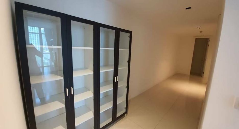 For rent 3 bedrooms condo in Pathum Wan, Bangkok