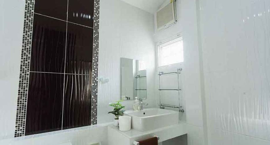 For rent 4 bedrooms villa in Mueang Chiang Mai, Chiang Mai