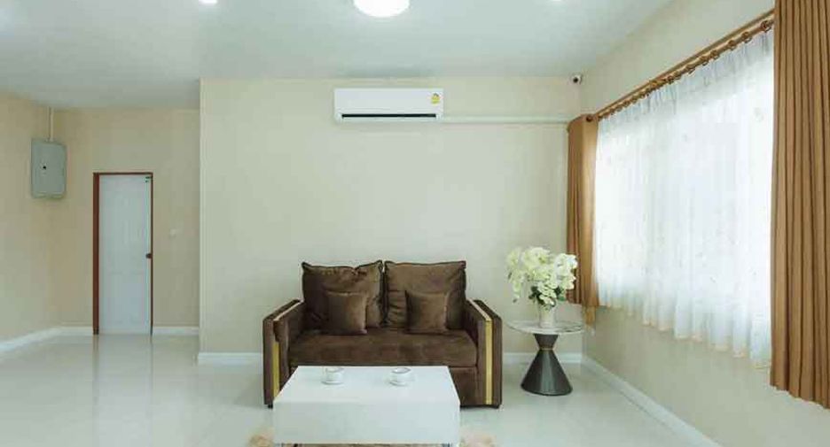 For rent 4 bedrooms villa in Mueang Chiang Mai, Chiang Mai