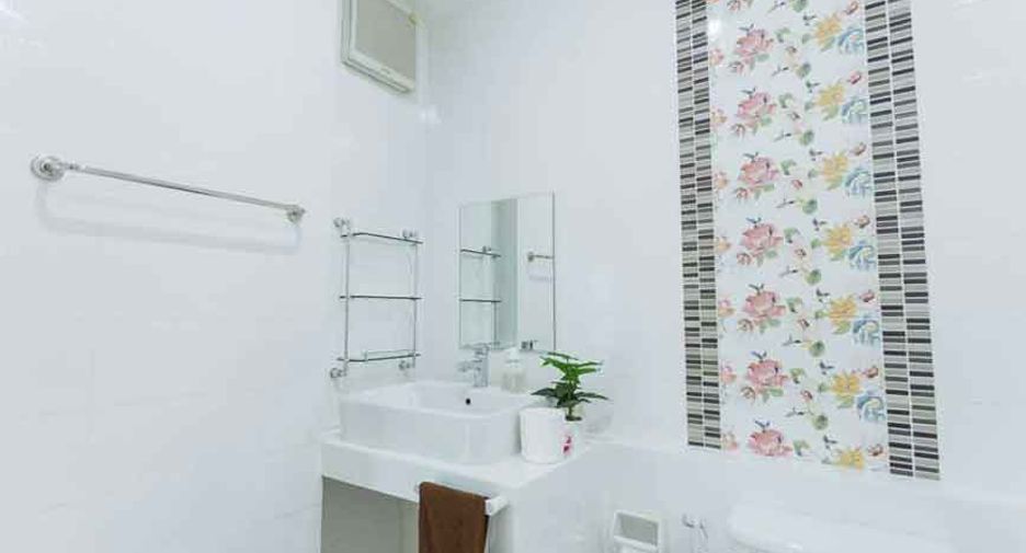 For rent 4 bedrooms villa in Mueang Chiang Mai, Chiang Mai