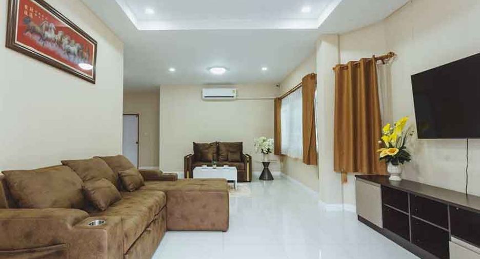 For rent 4 bedrooms villa in Mueang Chiang Mai, Chiang Mai