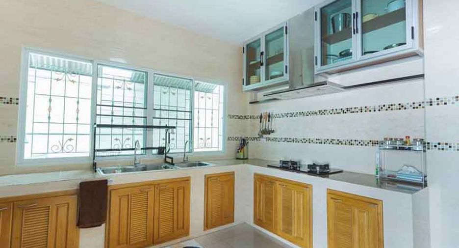 For rent 4 bedrooms villa in Mueang Chiang Mai, Chiang Mai