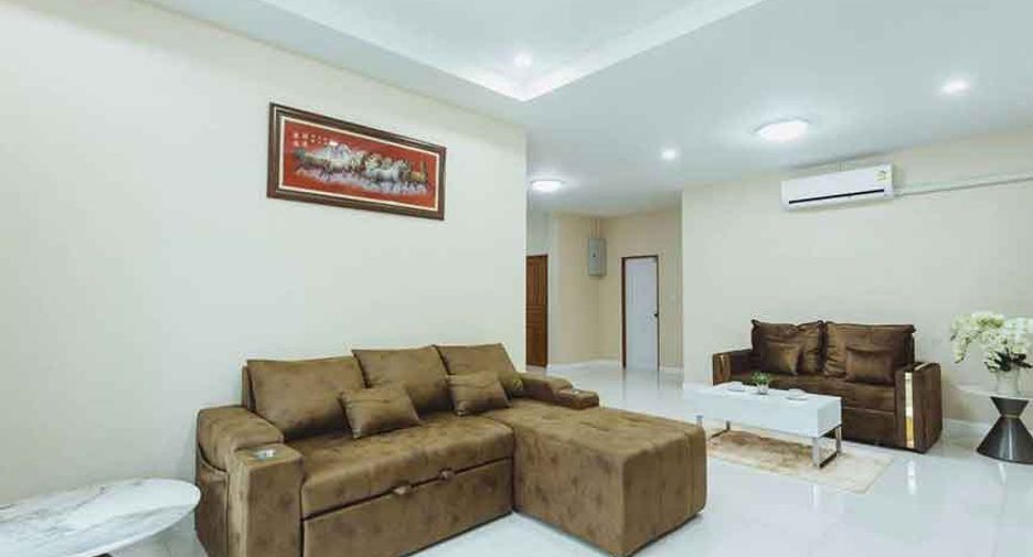 For rent 4 bedrooms villa in Mueang Chiang Mai, Chiang Mai