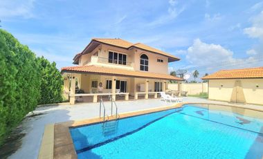 For sale 4 ベッドルーム villa in Sattahip, Chonburi