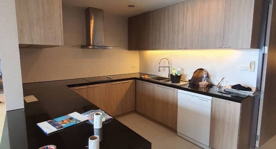 For rent 3 bedrooms condo in Sathon, Bangkok