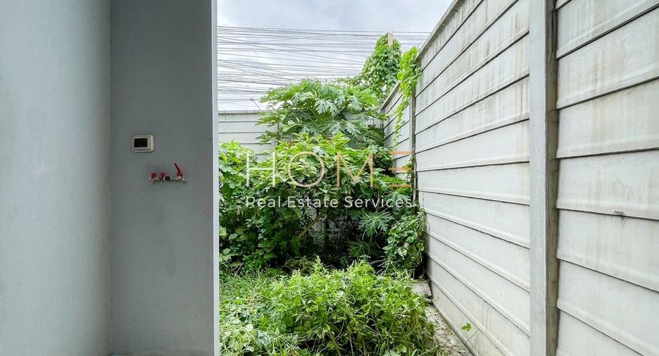 For sale 5 bedrooms townhouse in Lat Krabang, Bangkok