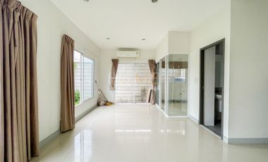 Casa adosada en venta de 5 habitaciones en Lat Krabang, Bangkok