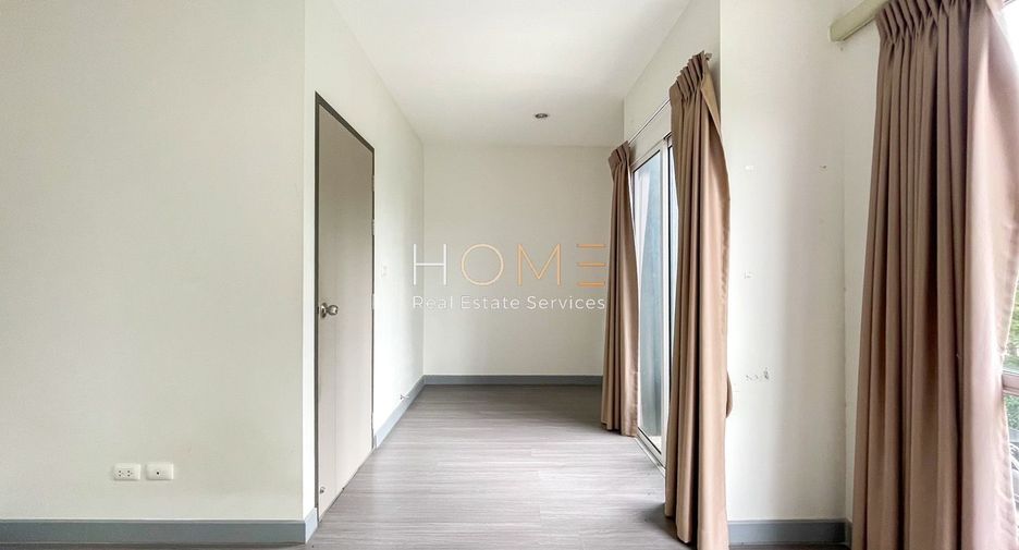 For sale 5 bedrooms townhouse in Lat Krabang, Bangkok