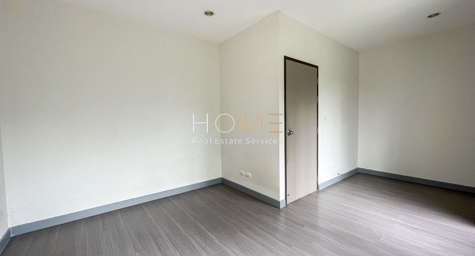 For sale 5 bedrooms townhouse in Lat Krabang, Bangkok