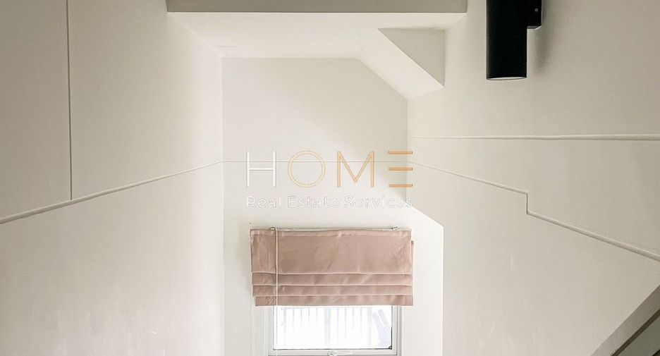 For sale 5 bedrooms townhouse in Lat Krabang, Bangkok