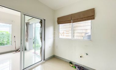 Casa adosada en venta de 5 habitaciones en Lat Krabang, Bangkok