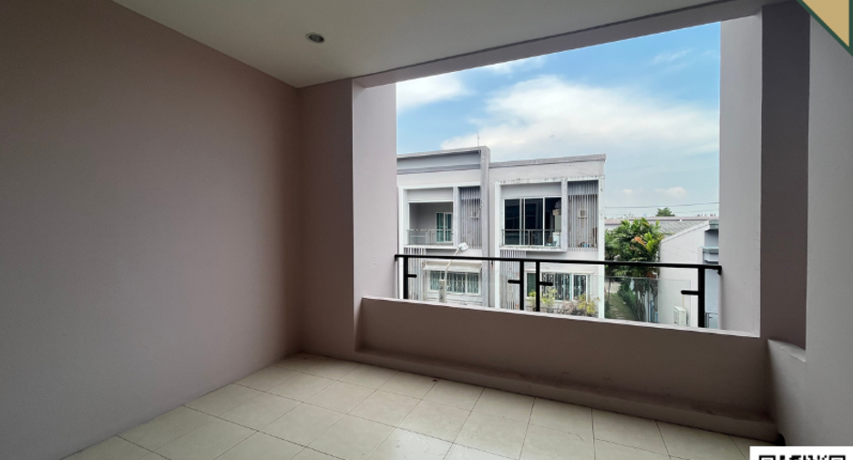 For sale 3 bedrooms townhouse in Suan Luang, Bangkok