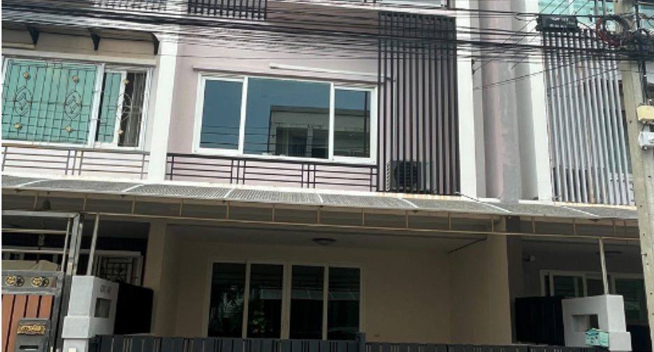 For sale 3 bedrooms townhouse in Suan Luang, Bangkok