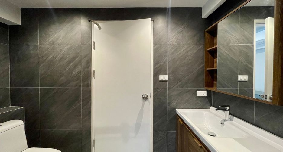For rent 3 bedrooms townhouse in Khlong Toei, Bangkok